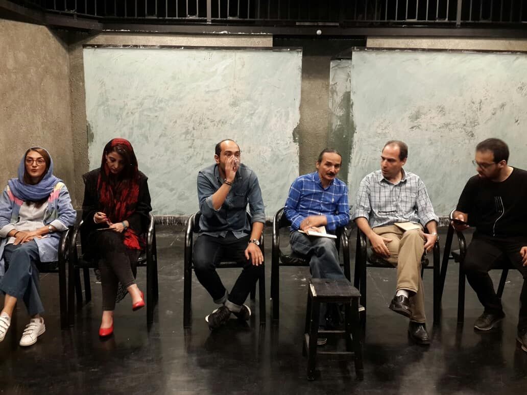 نقد و بررسی نمایش «پنجاه پنجاه» توسط کانون ملی منتقدان/ بُرد با فرم نوین و باخت از محتوای سیاسی