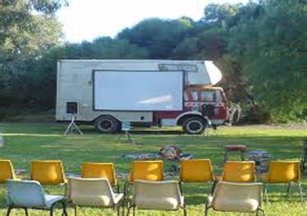 سینما سیار به مناطق سیل‌زده سیستان وبلوچستان رفت 