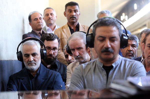 عکس کمتر دیده شده از حضور سردار سلیمانی در پشت صحنه «۲۳ نفر» 