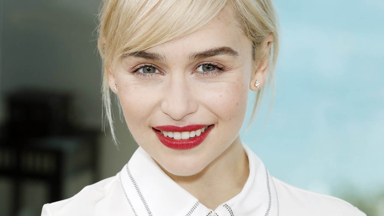 فیلم- حافظ خوانی امیلیا کلارک ستاره معروف بازی تاج و تخت با اشعار فیک