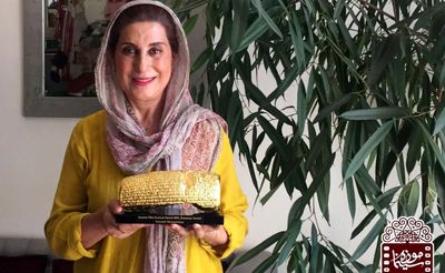 فاطمه معتمدآریا «منشور طلائی کوروش» را به «موزه سینما» اهدا کرد