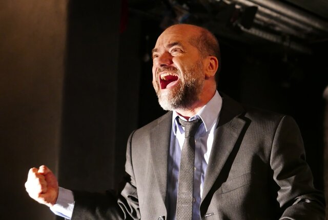 اجرای تئاتر علیرضا کوشک جلالی همزمان با یکه‌تازی کرونا در آلمان