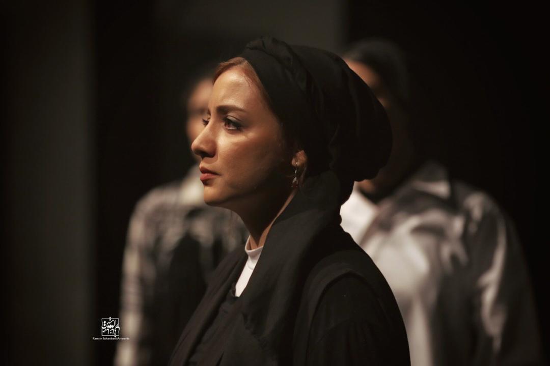 رها حاجی زینل «هولودومور» را روی صحنه می‌برد