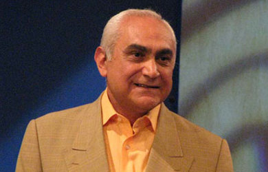 فیلم- مرد خاطره‌ساز «اسپارتاکوس» و «زورو» ۷۸ ساله شد