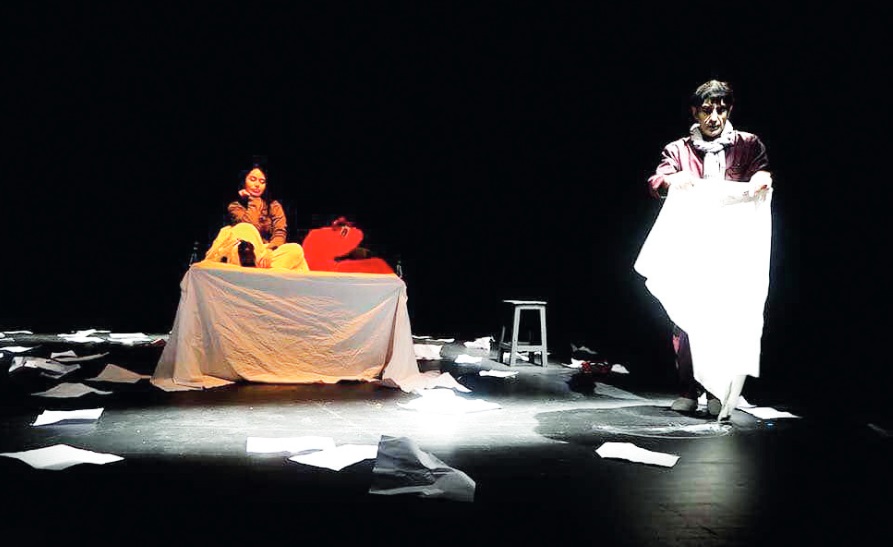 نگاهی به نمایش «سگدو» / بدو مهاجر بدو نگاهی به نمایش «سگدو» / بدو مهاجر بدو