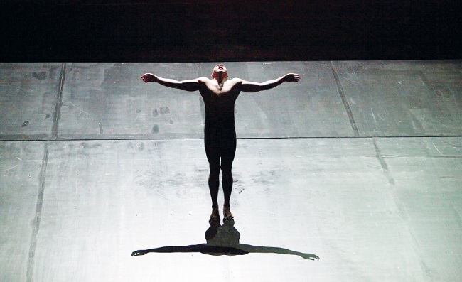 نگاهی به نمایشنامه‌ «خطر احتمال با پرندگان مهاجر» / ضربان‌های گفت‌وگویی