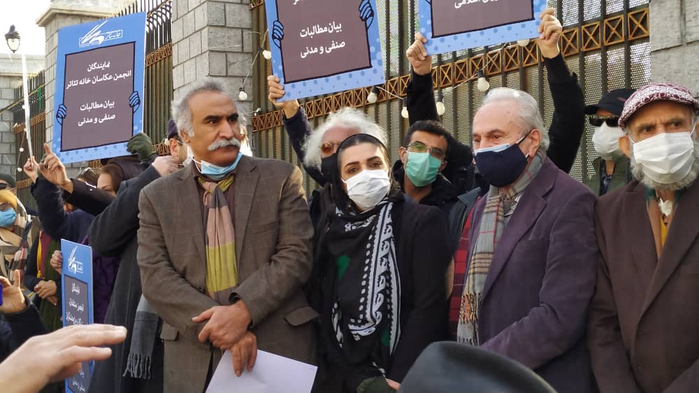 فیلم- ‌تجمع هنرمندان و تئاتری‌ها مقابل مجلس