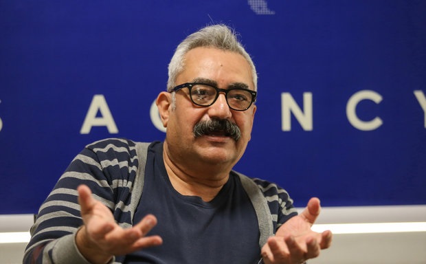 فرزاد مؤتمن در «خارج از کادر» از فیلم‌ها و سریال‌های خود می‌گوید