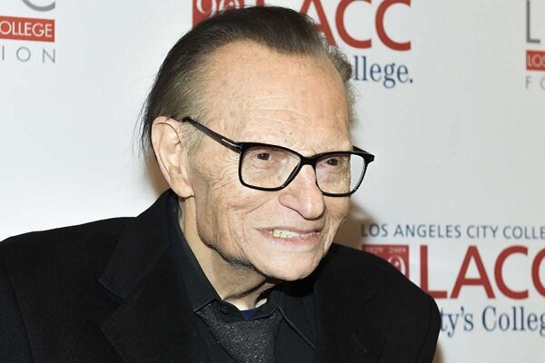 لری کینگ به دلیل ابتلا به کرونا در بیمارستان بستری شد 