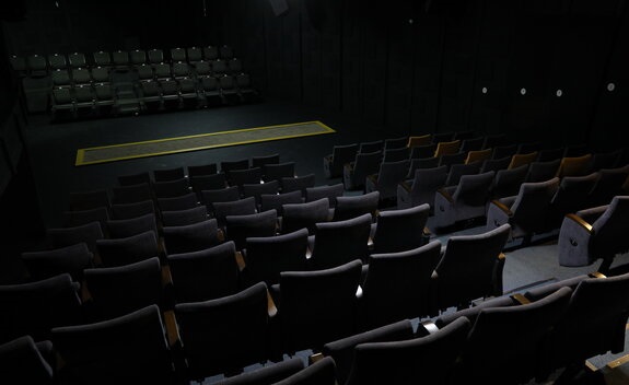 پنج روایت از تئاتر در سال 99 / صحنه‌هایی که خاک خوردند و افسوس مخاطبان