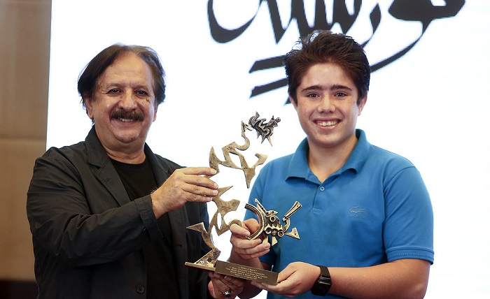 روحالله زمانی جایزه جشنواره ونیز را از مجید مجیدی گرفت روحالله زمانی جایزه جشنواره ونیز را از مجید مجیدی گرفت