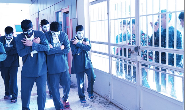 گفت ‌و گو با كارگردان مستند سينمایی «خط باريك قرمز» / بنشين و يك دل سير فلافل بخور