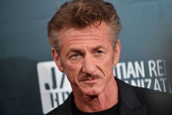 شان پن جلسه فیلمنامه‌خوانی برای مقابله با کرونا برگزار می‌کند