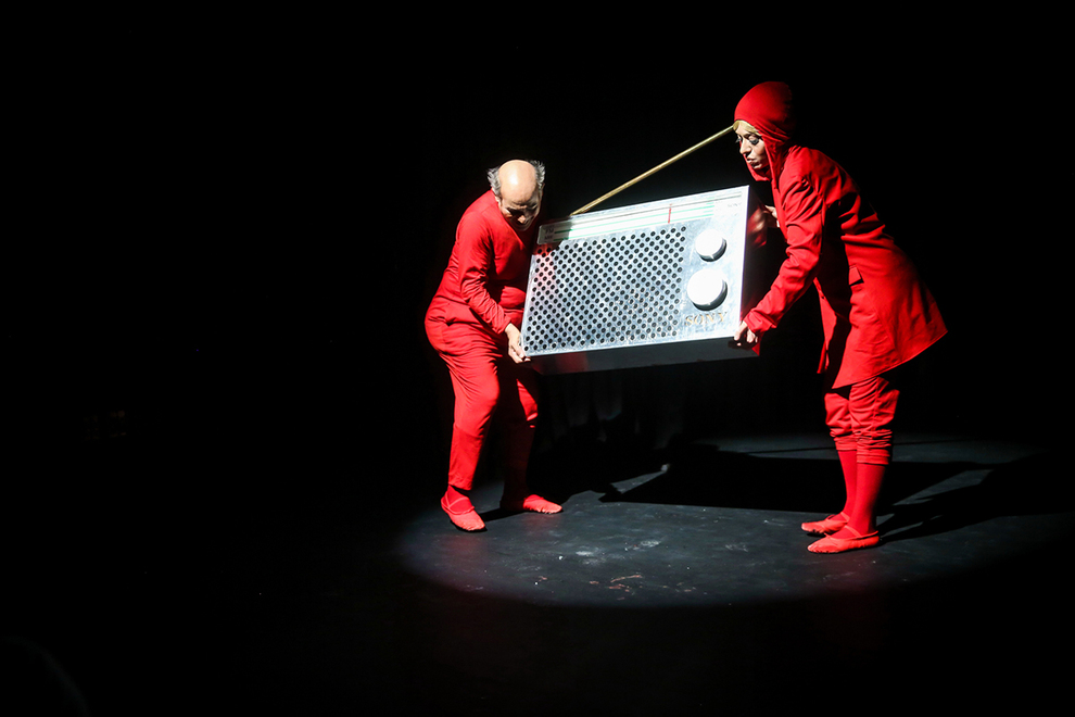 نگاهی به نمایش کوکاکولا کاری از نصیر ملکیجو/ پستمدرنيسمهای ناشدنی نگاهی به نمایش کوکاکولا کاری از نصیر ملکیجو/ پستمدرنيسمهای ناشدنی