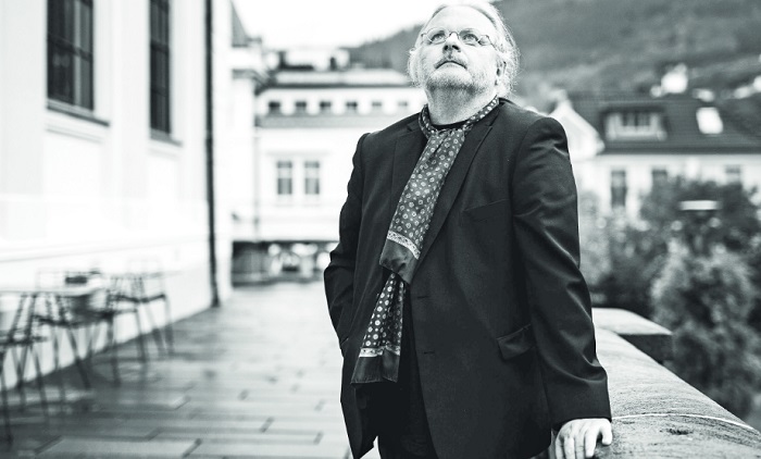 تئاتر ايران جای هنر به صنعت فكر می‌كند 