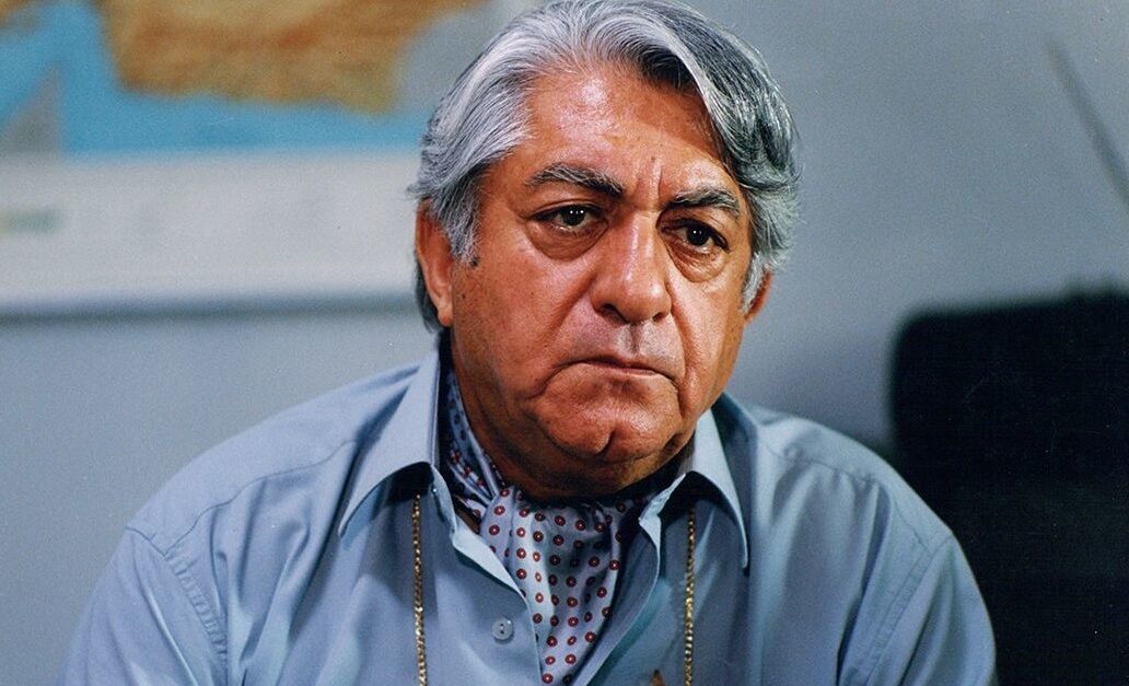 عکسی از جوانی عزت‌الله انتظامی با چشم‌انداز خیابان فردوسی در دهه ۳۰