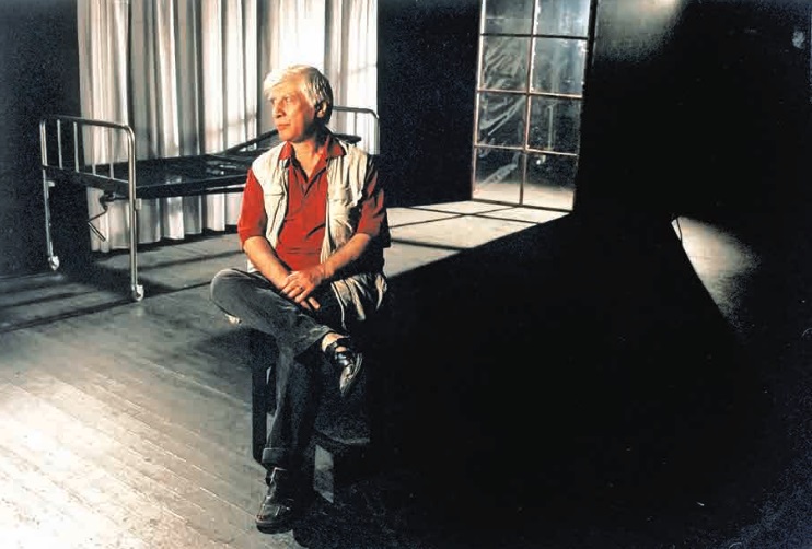 دوری بهرام بیضایی از ایران ١٠ساله شد/ زندگی در اتاقی به وسعت ایران  دوری بهرام بیضایی از ایران ١٠ساله شد/ زندگی در اتاقی به وسعت ایران