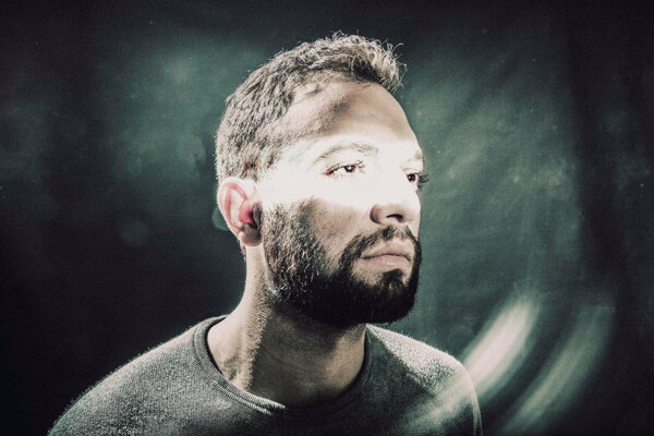 صابر ابر در فضای باز تالار وحدت اجرا ‌می‌رود