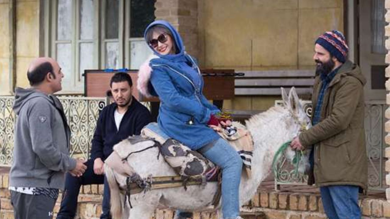 یک دورهمی فاقد داستان‌گویی/ نگاهی به فیلم «جهان با من برقص»