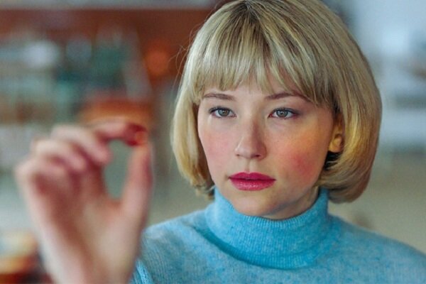 هیلی بنت جایزه بازیگری نسل نو جشنواره کامریمج را دریافت می کند