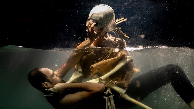 پرفورمنسی چهار ساعته که مفهوم تنهایی انسان را به چالش می کشد 