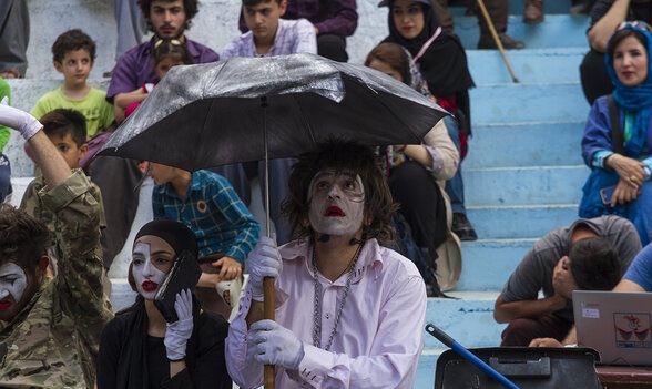 برخی می‌خواهند در همه جشنواره‌های تئاتر باشند