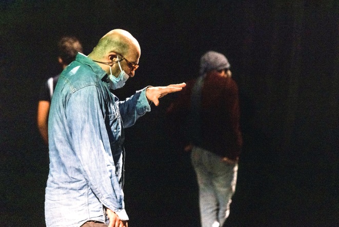 روی صحنه بایستید و کارِ اشتباه را انجام دهید 