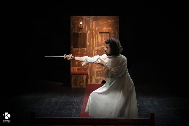 «هملت» دو اجرایی شد