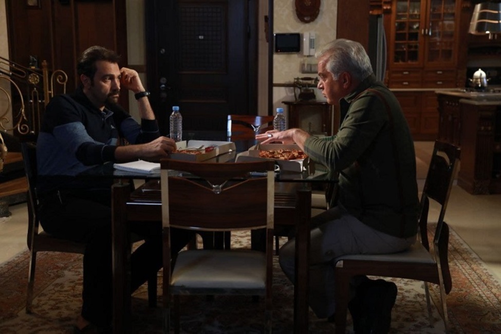 آریا عظیمى‌ نژاد موسیقی «احضار» را نواخت