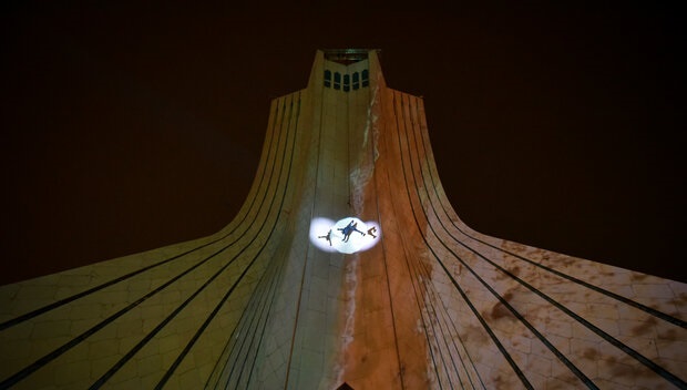 نمایشی که روی «برج آزادی» اجرا شد/ دورخیز برای برج‌های بلند جهان