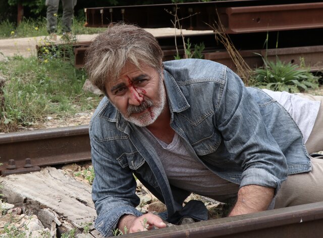 پدری که دست به دامن دخترش می‌شود