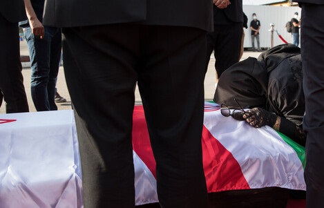  مادر ارشا اقدسی در مراسم خاکسپاری: 