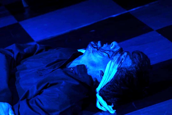 بوی گوشت آدمیزاد در دیوار چهارم 