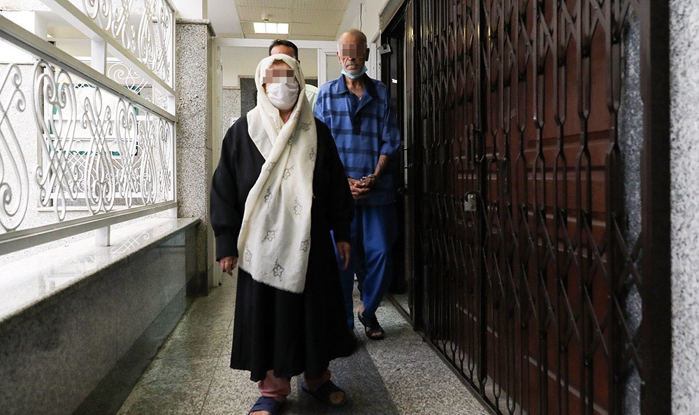 تصاویر - پدر و مادر بابک خرمدین در دادسرای جنایی 