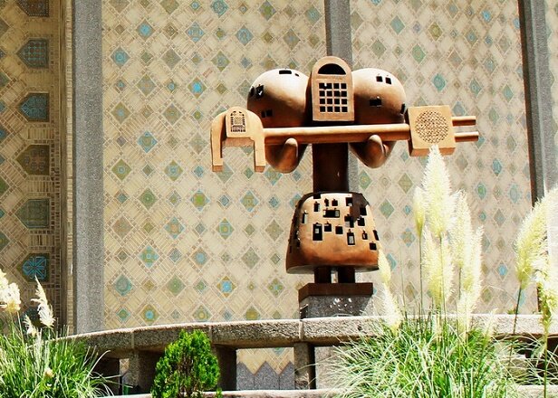 کلید مجسمه «فرهاد قفل زن» در مجموعه تئاتر شهر نصب می‌شود