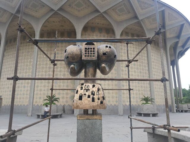 مرمت مجسمه «فرهاد قفل زن» آغاز شد