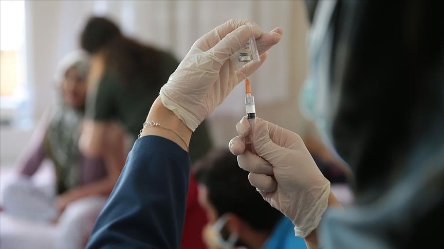 تاکید وزیر بهداشت بر ضرورت واکسیناسیون هنرمندان