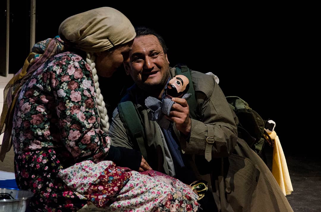 پخش اینترنتی نمایش «ناگهان همه برمی‌خیزند... به آوازی دیگر»