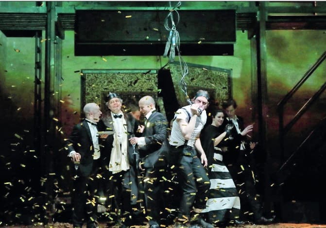 سرودخوانی تماشاگران در خلال اجرای نمایش «پرده‌خانه» چه پیامی دارد؟ / کلاس درس جامعه برای تئاتر 