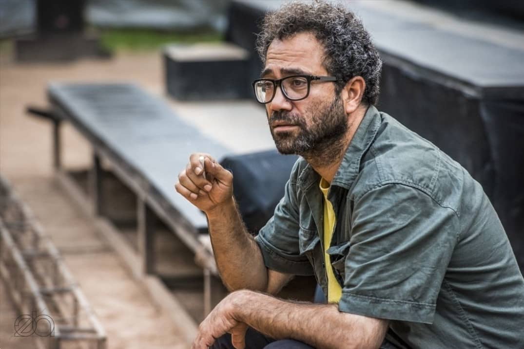 صحنه از خیابان عقب‌تر است