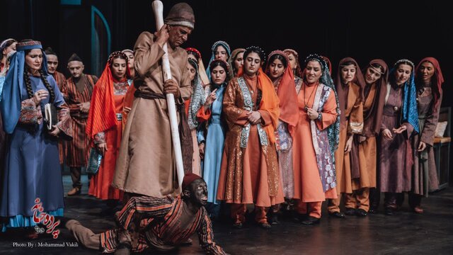  چه تعداد تماشاگر به تماشای تئاتر گلاب آدینه رفتند؟