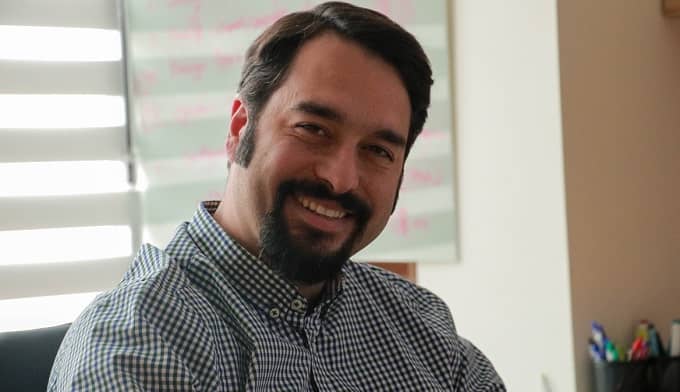 برادر! اینجا فضای مجازی است، صداوسیما نیست! ما هم کارمند شما نیستیم!