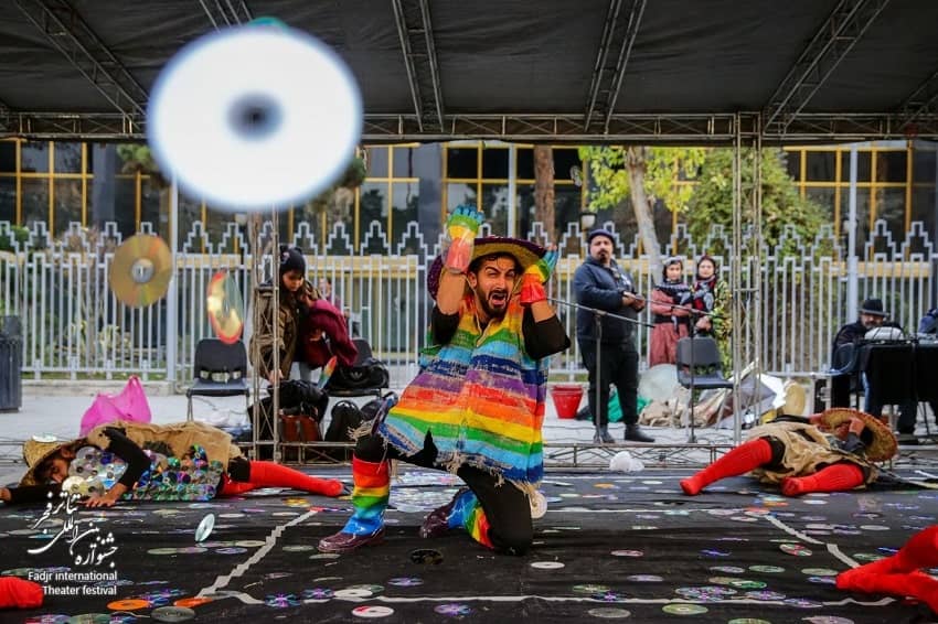 گزارش تصویری نمایش‌های جشنواره تئاتر فجر- تئاتر خیابانی «متروس ها» به کارگردانی :علیرضا شمسی وسامان شکیبا