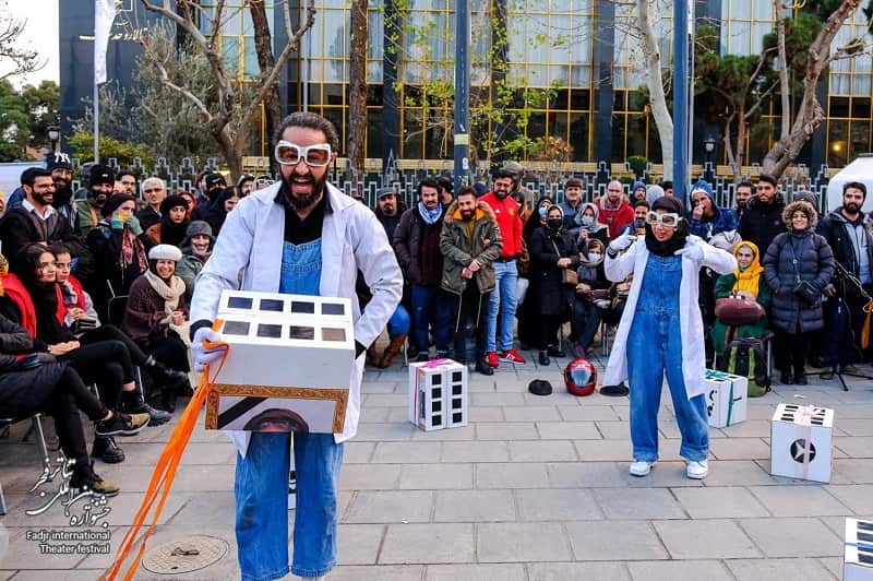 گزارش تصویری-  تئاتر خیابانی «استامینوفن با طعم کدئین» به کارگردانی مجتبی خلیلی/ جشنواره تئاتر فجر