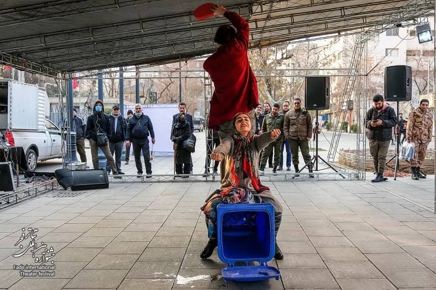 گزارش تصویری نمایش‌های جشنواره تئاتر فجر- تئاتر خیابانی یک فنجان قهوه برای عشق به کارگردانی جهانگیر چالاکی