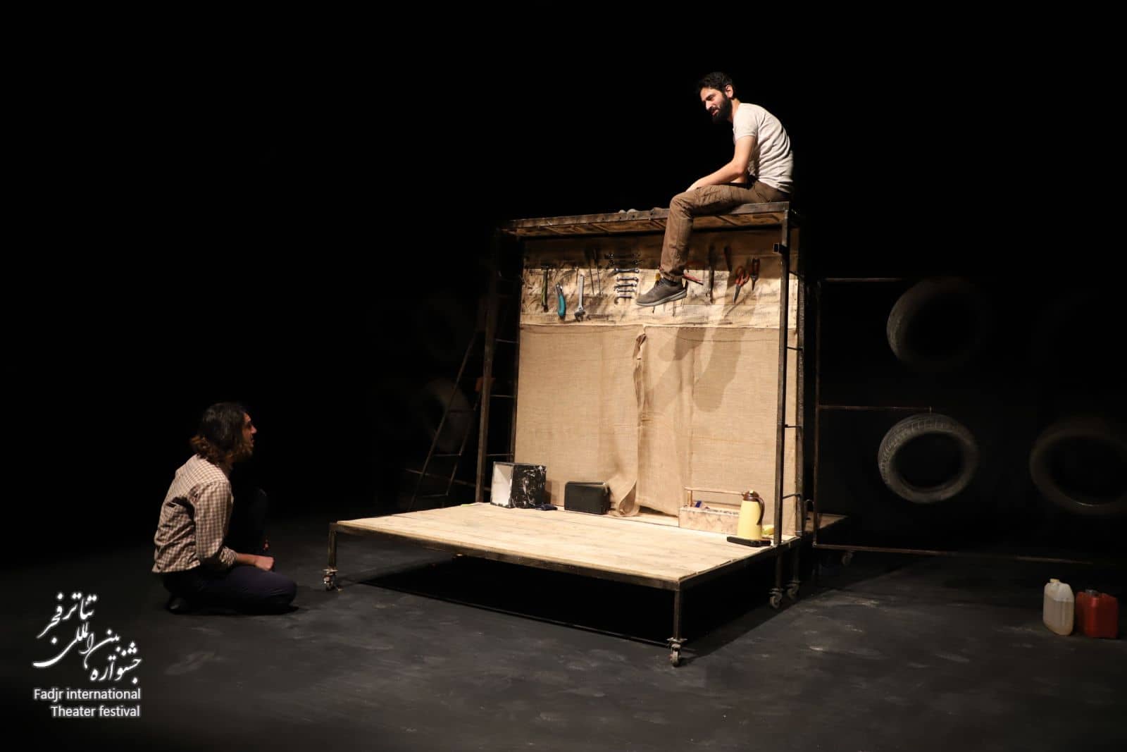 گزارش تصویری نمایش‌های جشنواره تئاتر فجر- «بی در کجایان» به کارگردانی سجاد بحری