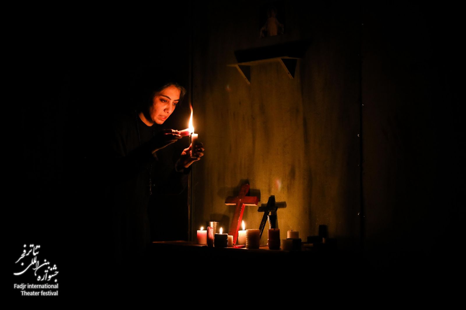 گزارش تصویری نمایش‌های جشنواره تئاتر فجر- «بیست و سومین جلسه جن گیری آنه میشل» به کارگردانی مسعود احمدی