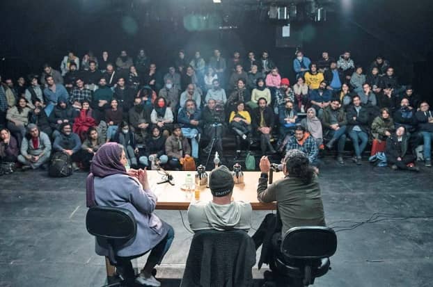 تئاتر زندگی می‌خواهد، نه زیستنِ صرف / آیا می‌توان سالن‌های تئاتر را به محل گفت‌وگوهای جمعی تبدیل کرد؟ 