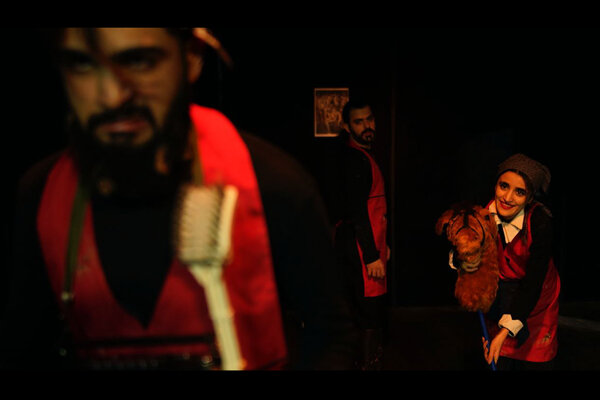 مرور خاطرات ضبط شده مرد منزوی/ او به خوردن موز اعتیاد دارد!