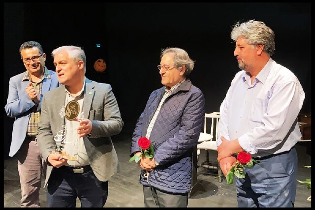 قدردانی از پیشکسوت تئاتر عروسکی در تئاتر شهر/ لطفا تماشای تئاتردغدغه مند را جدی بگیریم